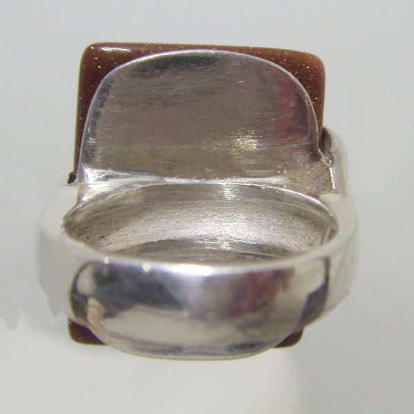 (r1255)Anillo de plata con piedra rectangular marrn.